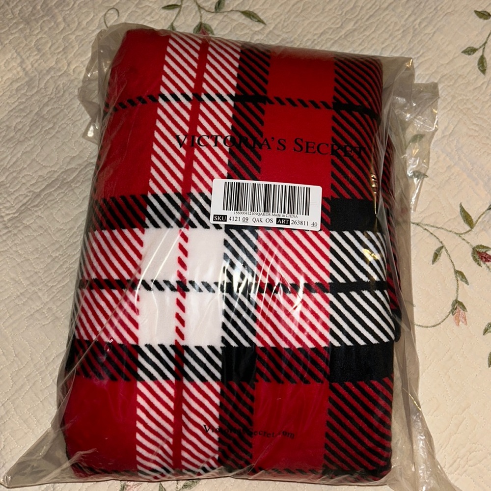 NWT Victoria Secret, Plush Blanket